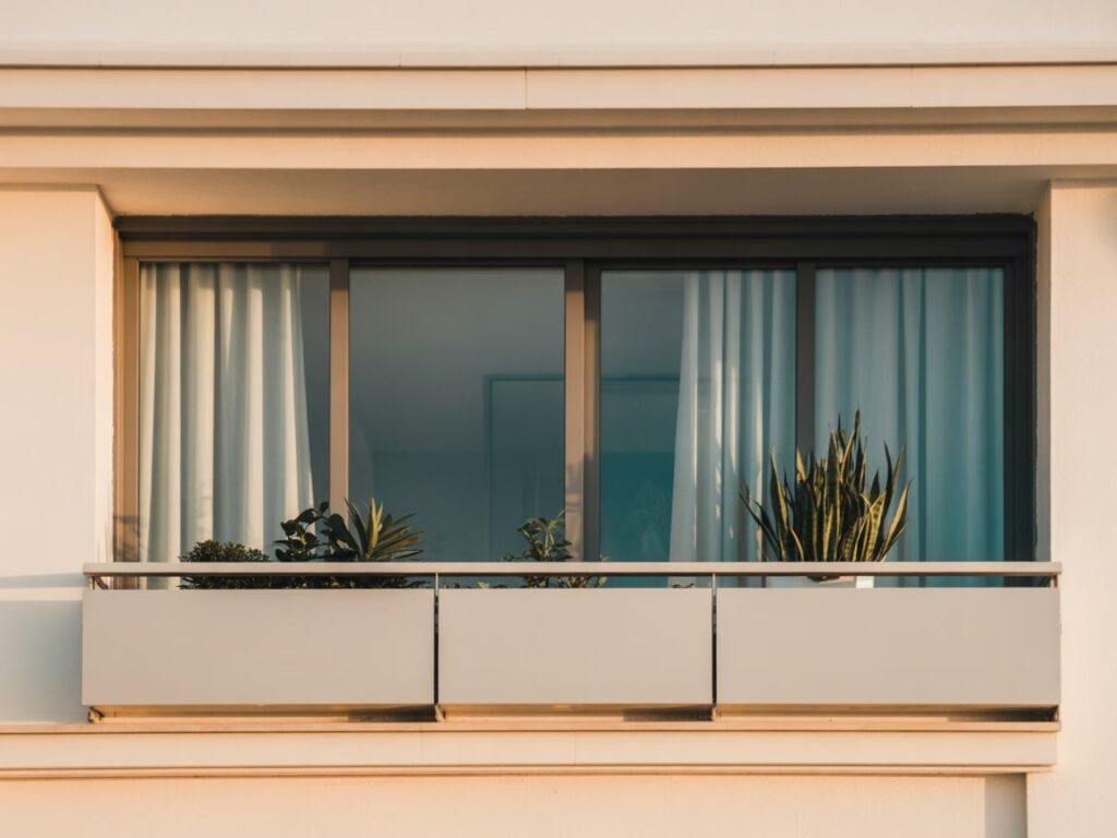 lampiony przy oknie balkonowym