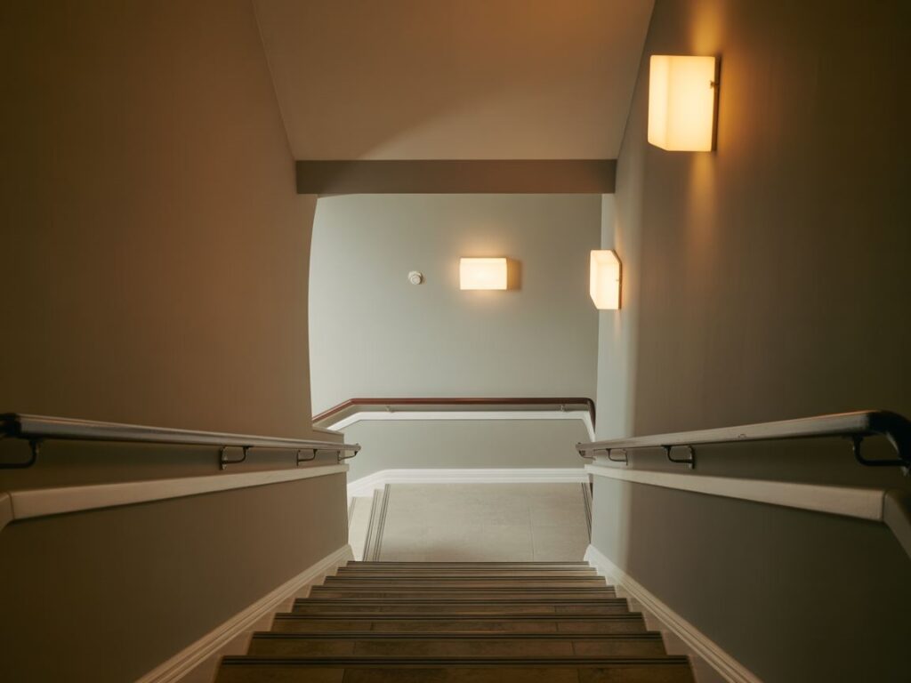 oświetlona klatka schodowa